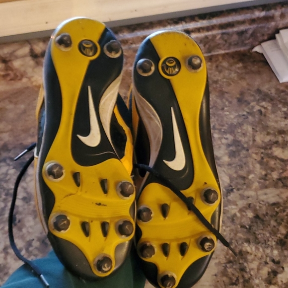 Mens size 9 Nike cleats - Picture 4 of 4